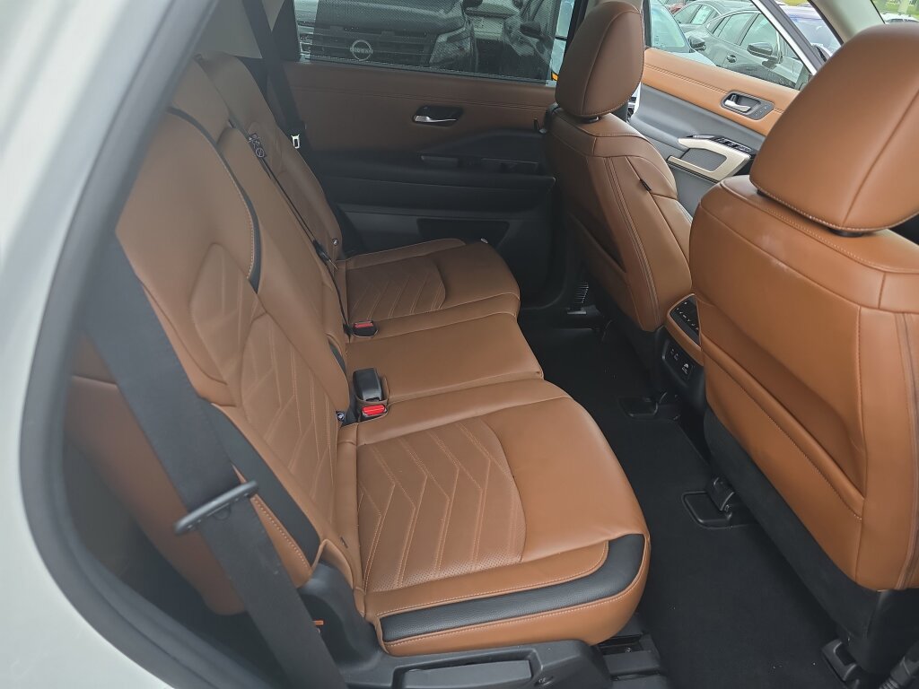 Used 2023 Nissan Pathfinder Platinum w/ Cargo Package FWD image 14
