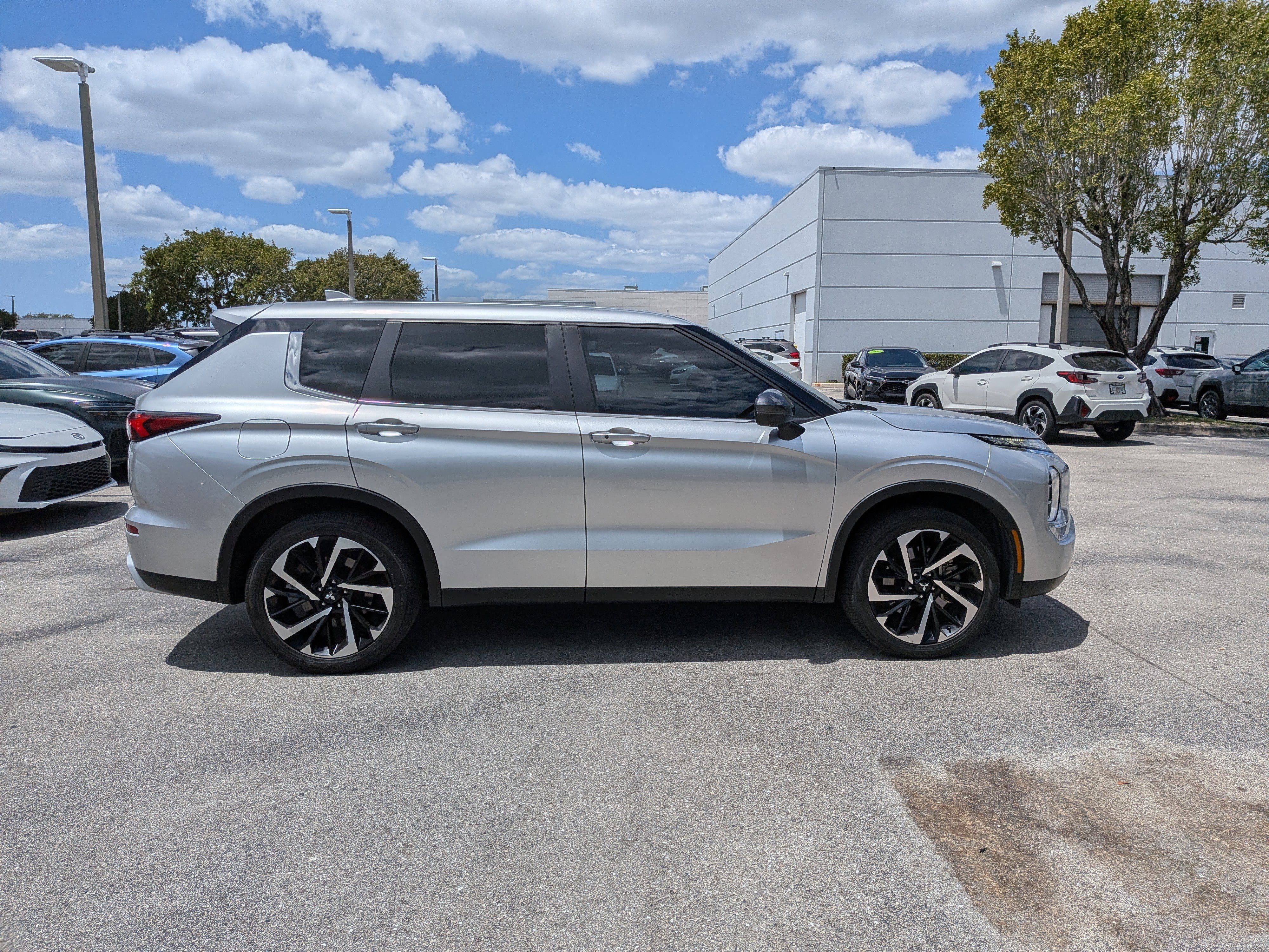 Used 2022 Mitsubishi Outlander SE image 3