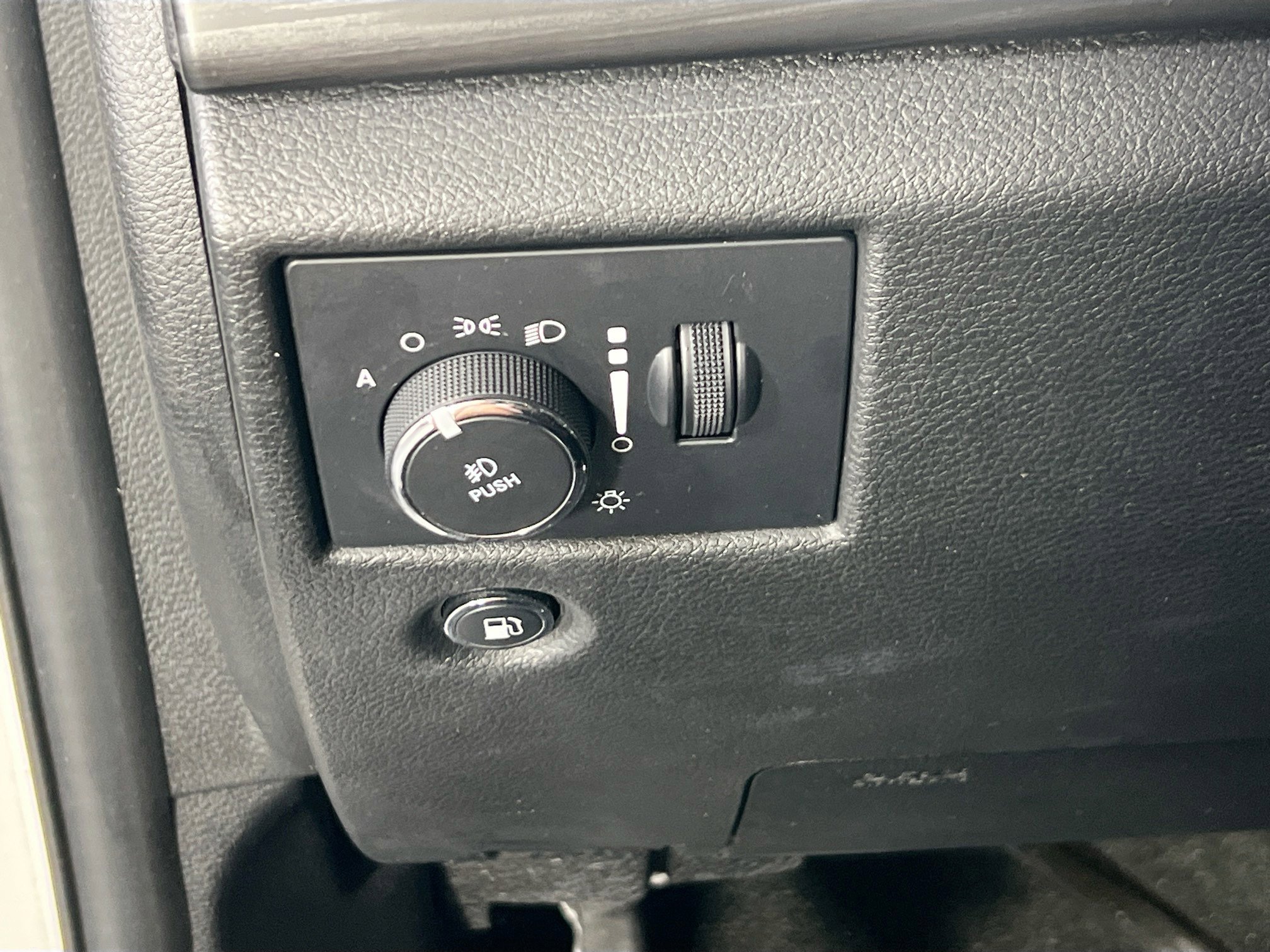 Used 2022 Jeep Grand Cherokee Laredo X image 10