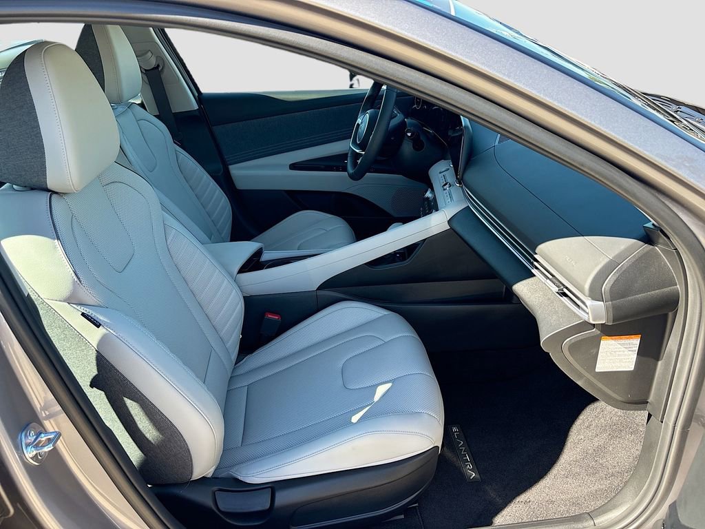 Used 2025 Hyundai Elantra Limited image 30