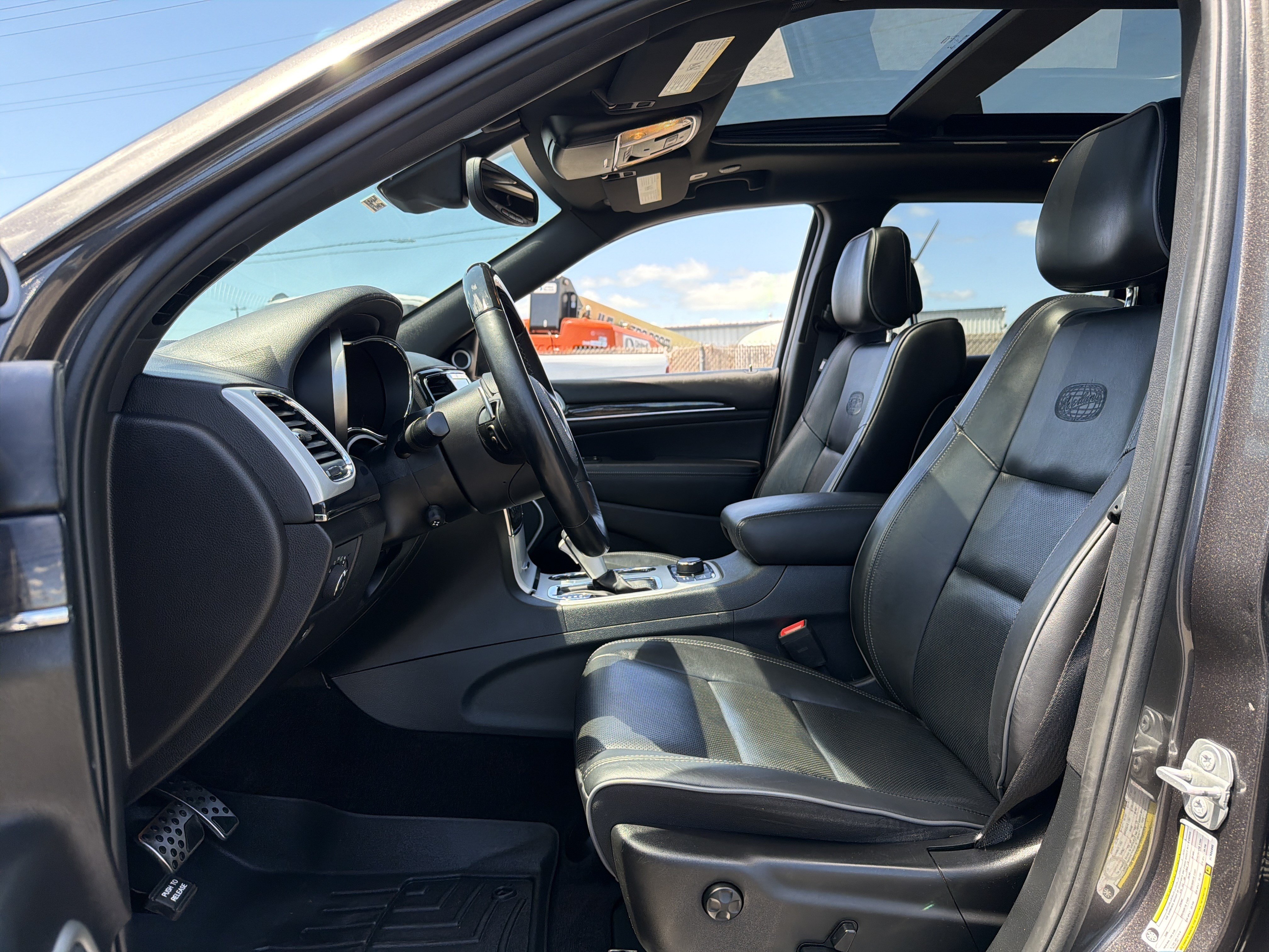 Used 2019 Jeep Grand Cherokee Overland AWD/4WD image 14