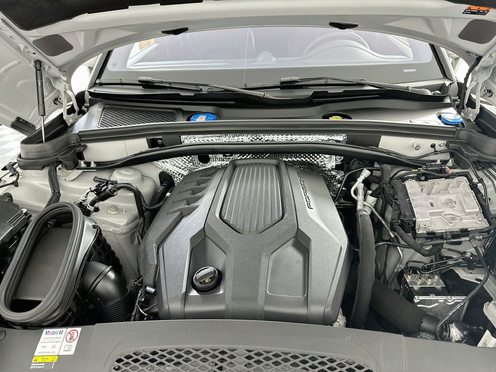 Certified 2023 Porsche Macan AWD/4WD image 31