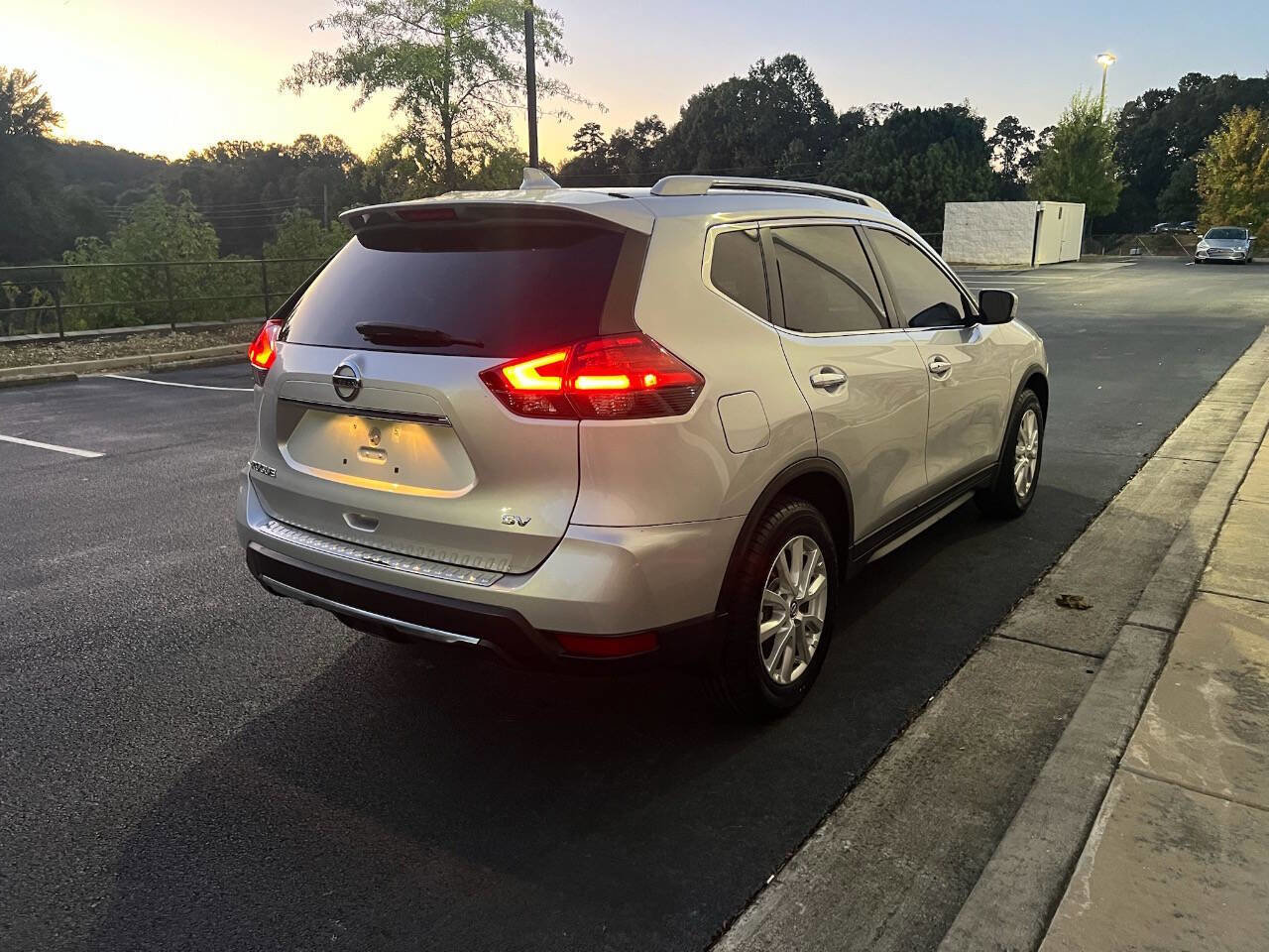 Used 2017 Nissan Rogue SV image 4