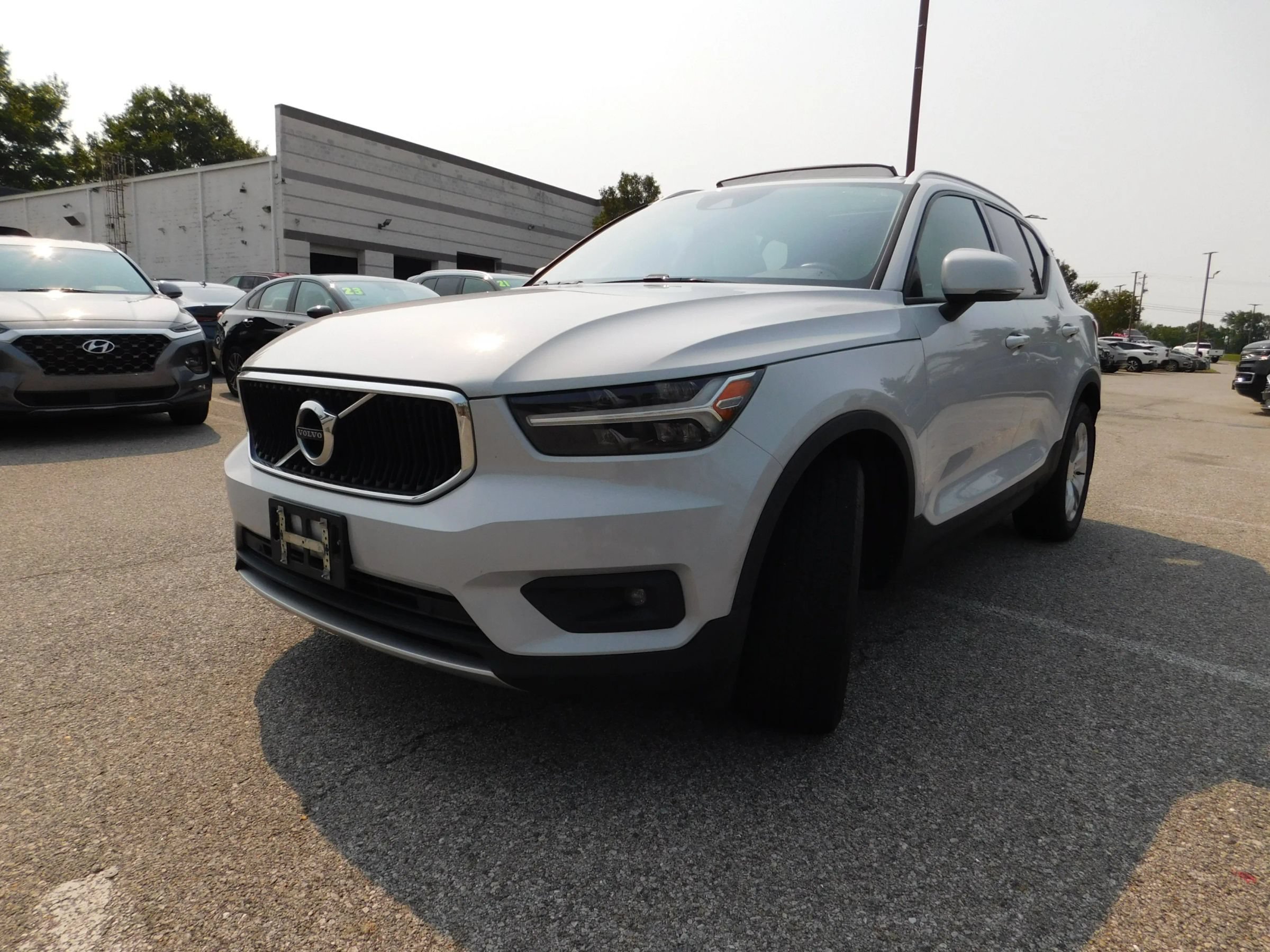 Used 2021 Volvo XC40 T4 Momentum FWD image 4