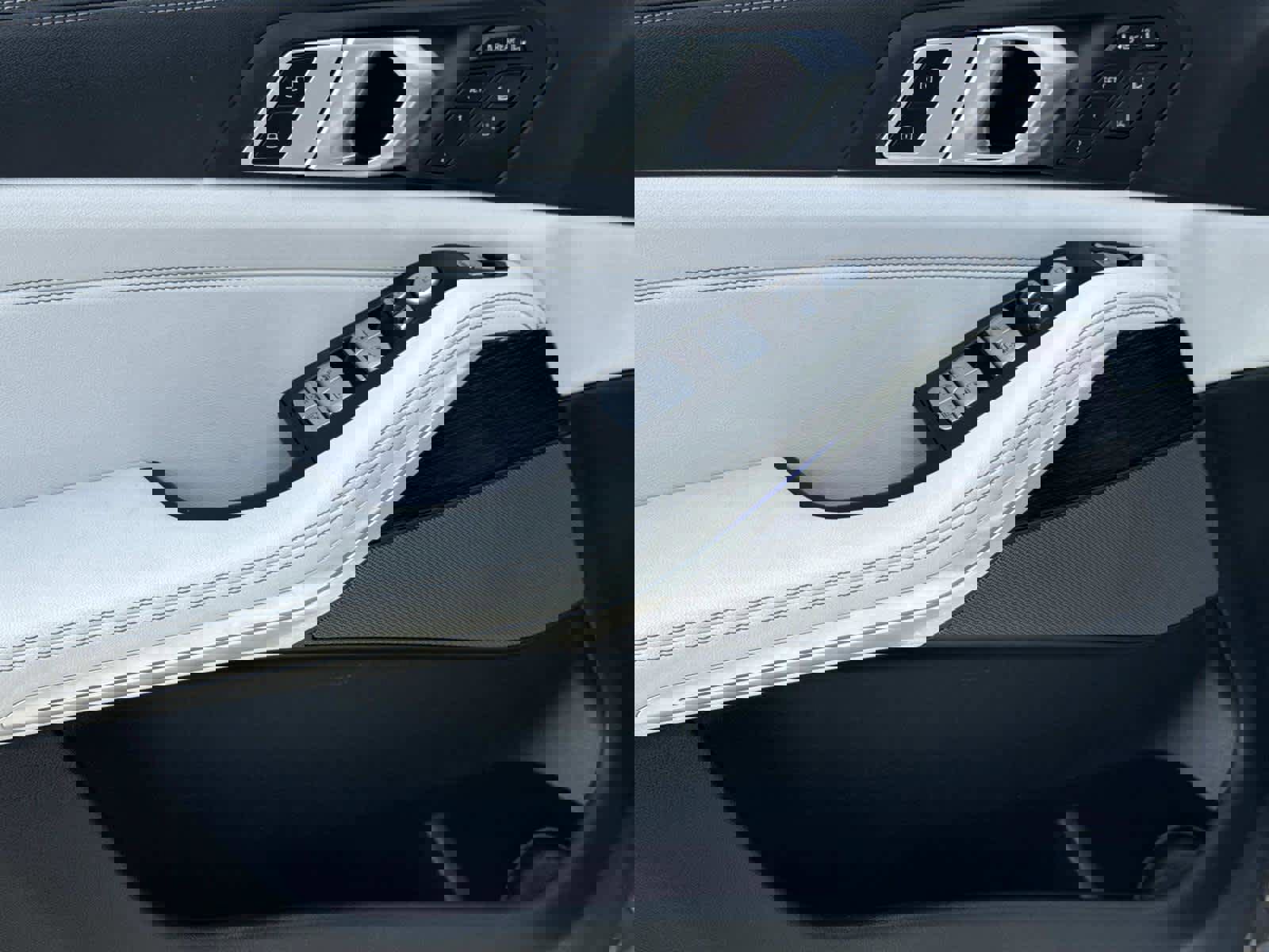 Used 2024 BMW X7 xDrive40i w/ Executive Package image 28