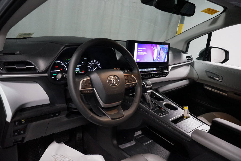 Certified 2025 Toyota Sienna XLE FWD image 11
