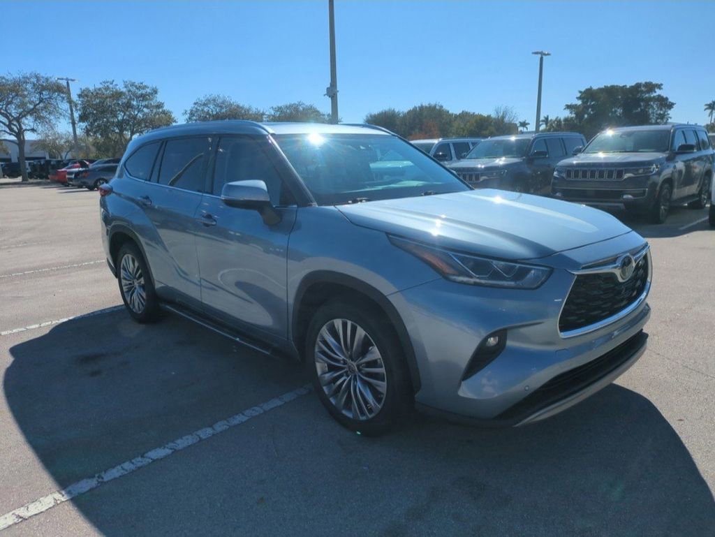 Used 2022 Toyota Highlander Platinum image 2
