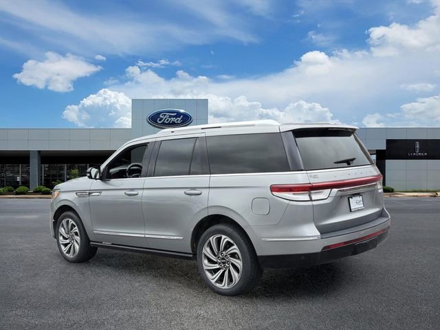 Used 2023 Lincoln Navigator Reserve AWD/4WD image 3