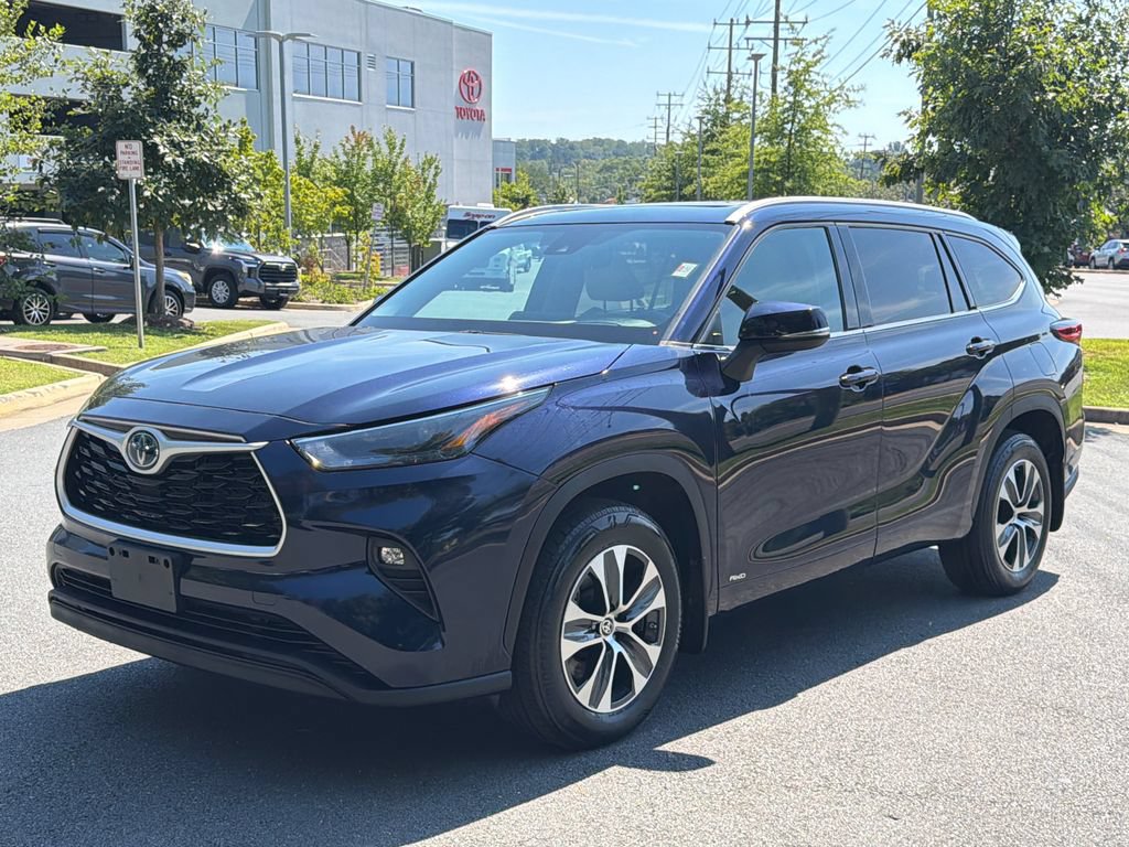 Used 2022 Toyota Highlander XLE AWD/4WD image 2