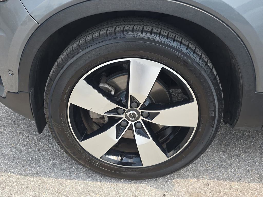Used 2019 Volvo XC40 T5 Momentum image 9