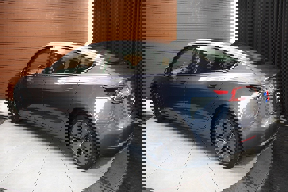 Used 2023 Tesla Model 3 Standard Range image 9