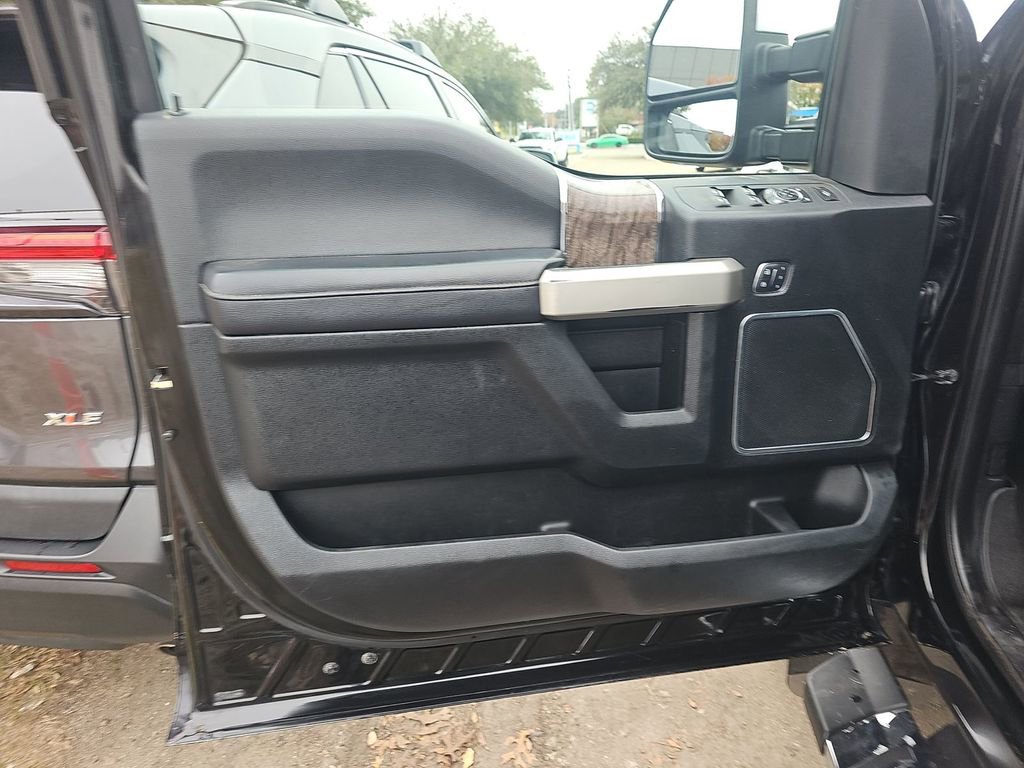 Used 2017 Ford F350 Lariat w/ Chrome Package image 8