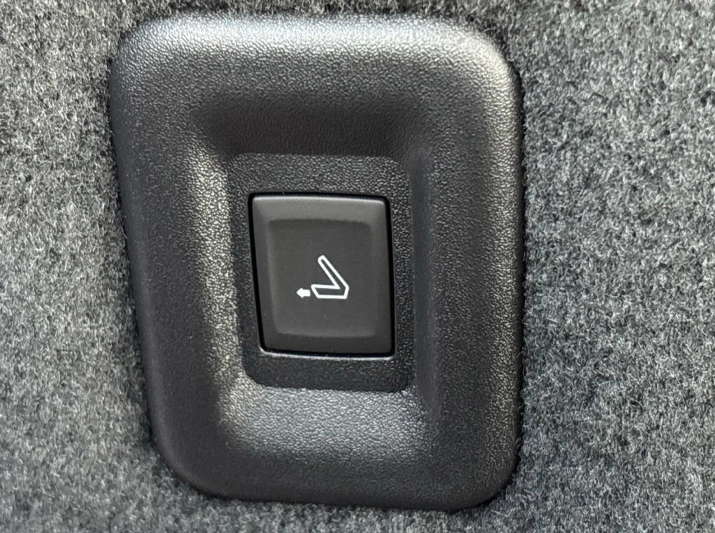 Used 2027 Chevrolet Traverse RS FWD image 36
