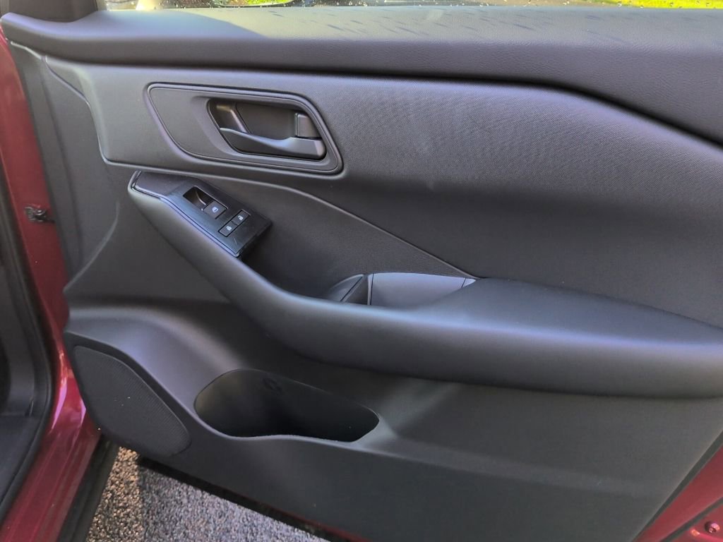 Used 2025 Nissan Rogue S AWD/4WD image 32