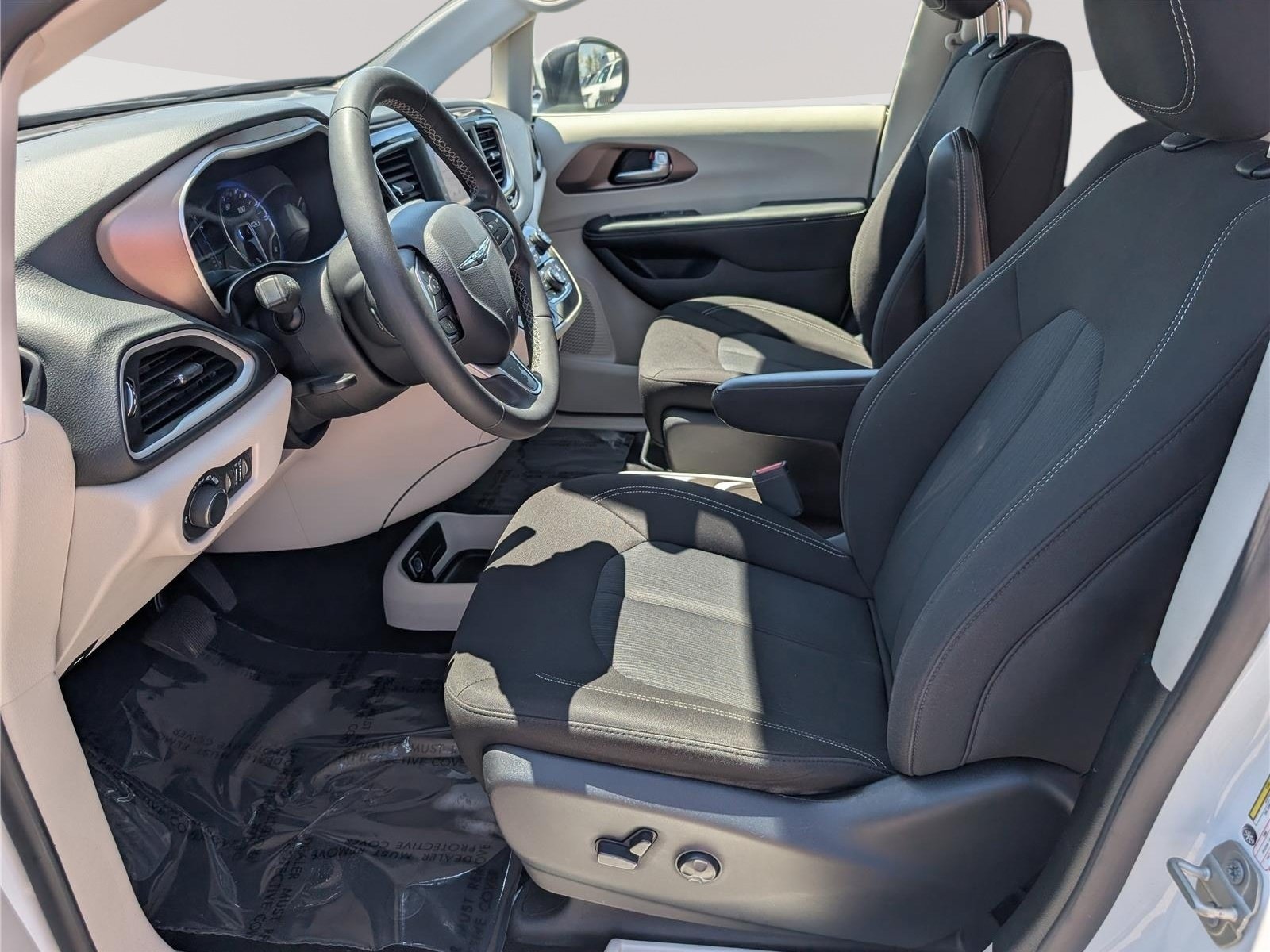 Used 2023 Chrysler Voyager LX FWD image 16