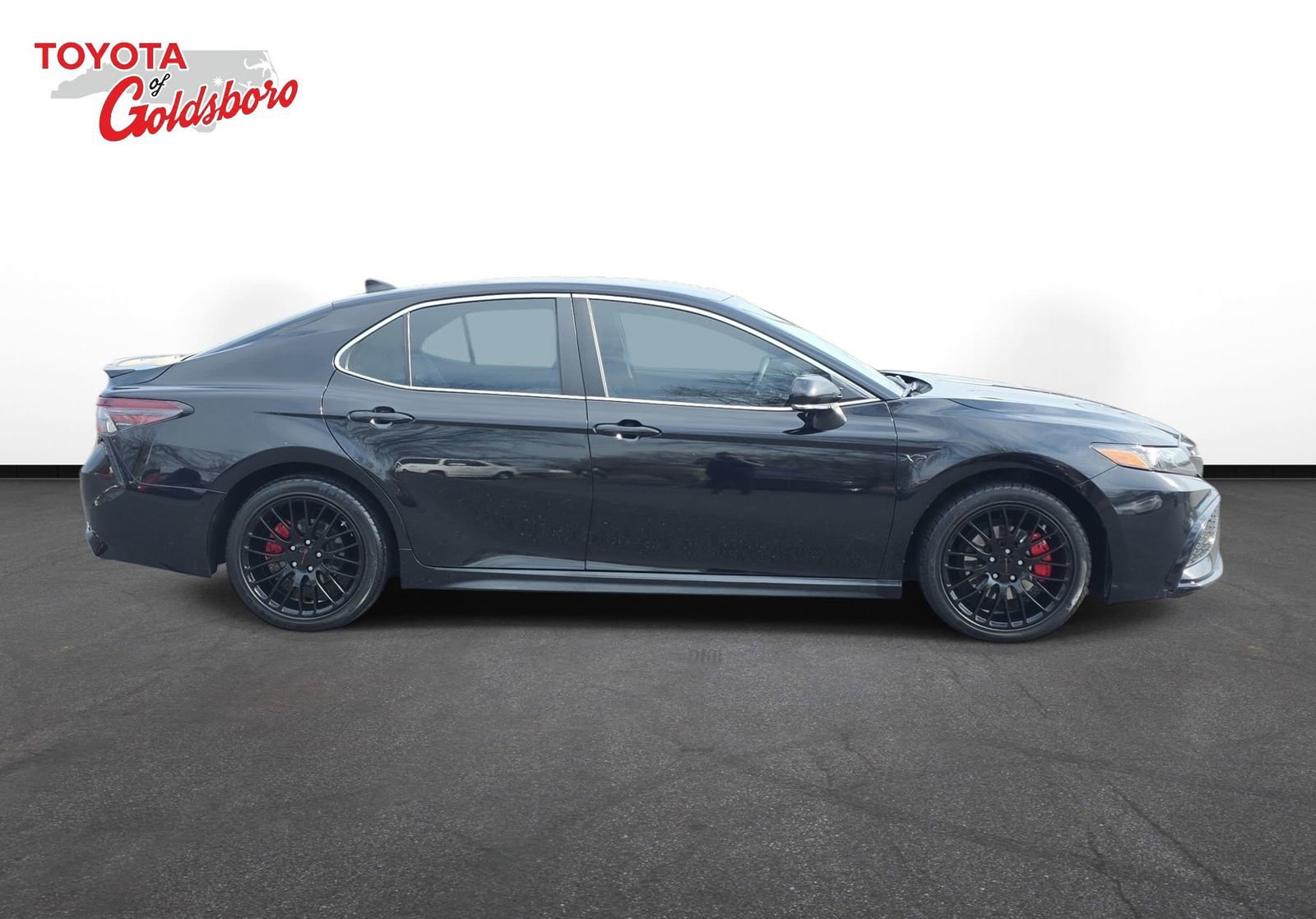 Used 2023 Toyota Camry SE image 4