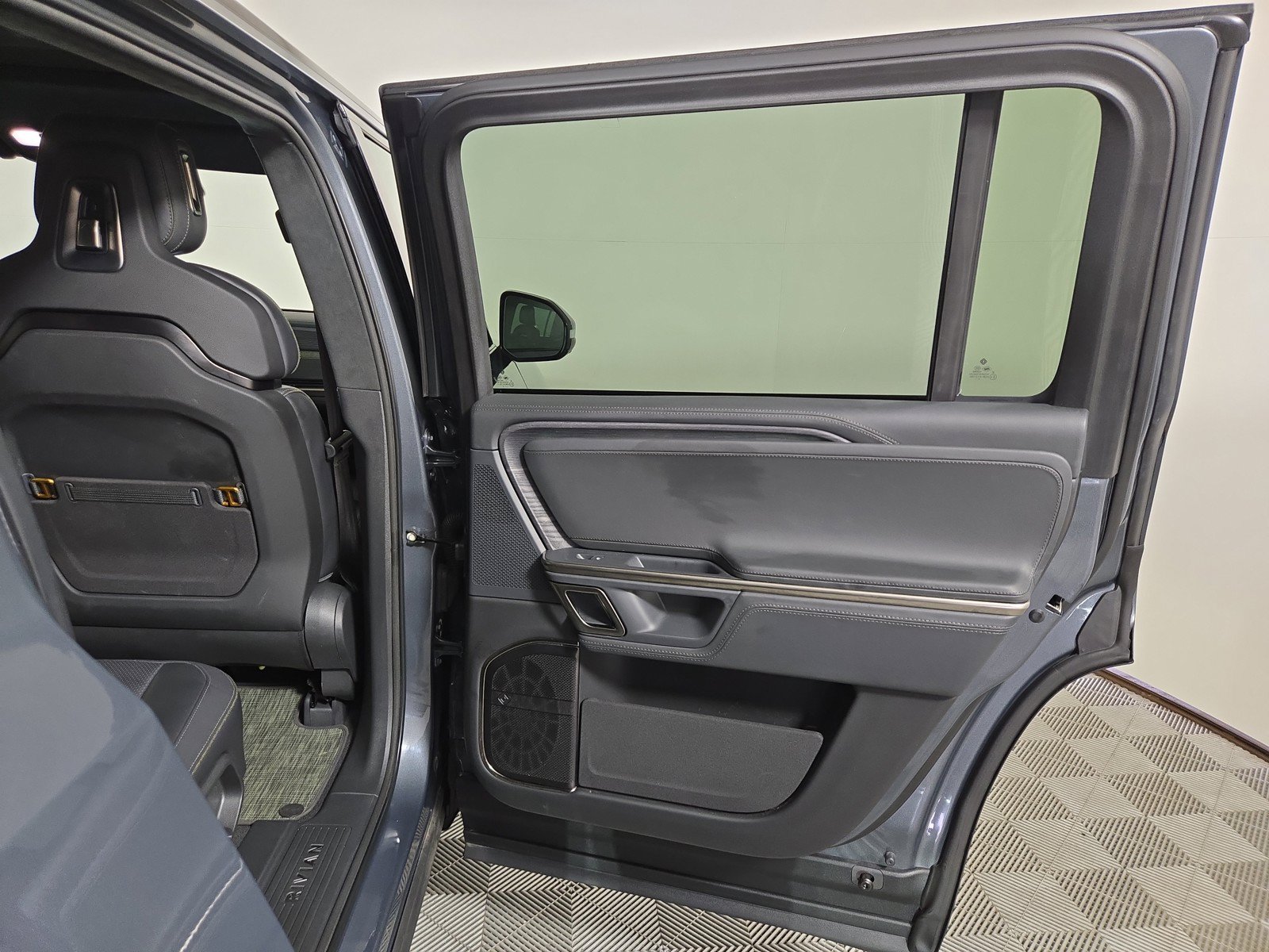 Used 2024 Rivian R1S Adventure AWD/4WD image 19