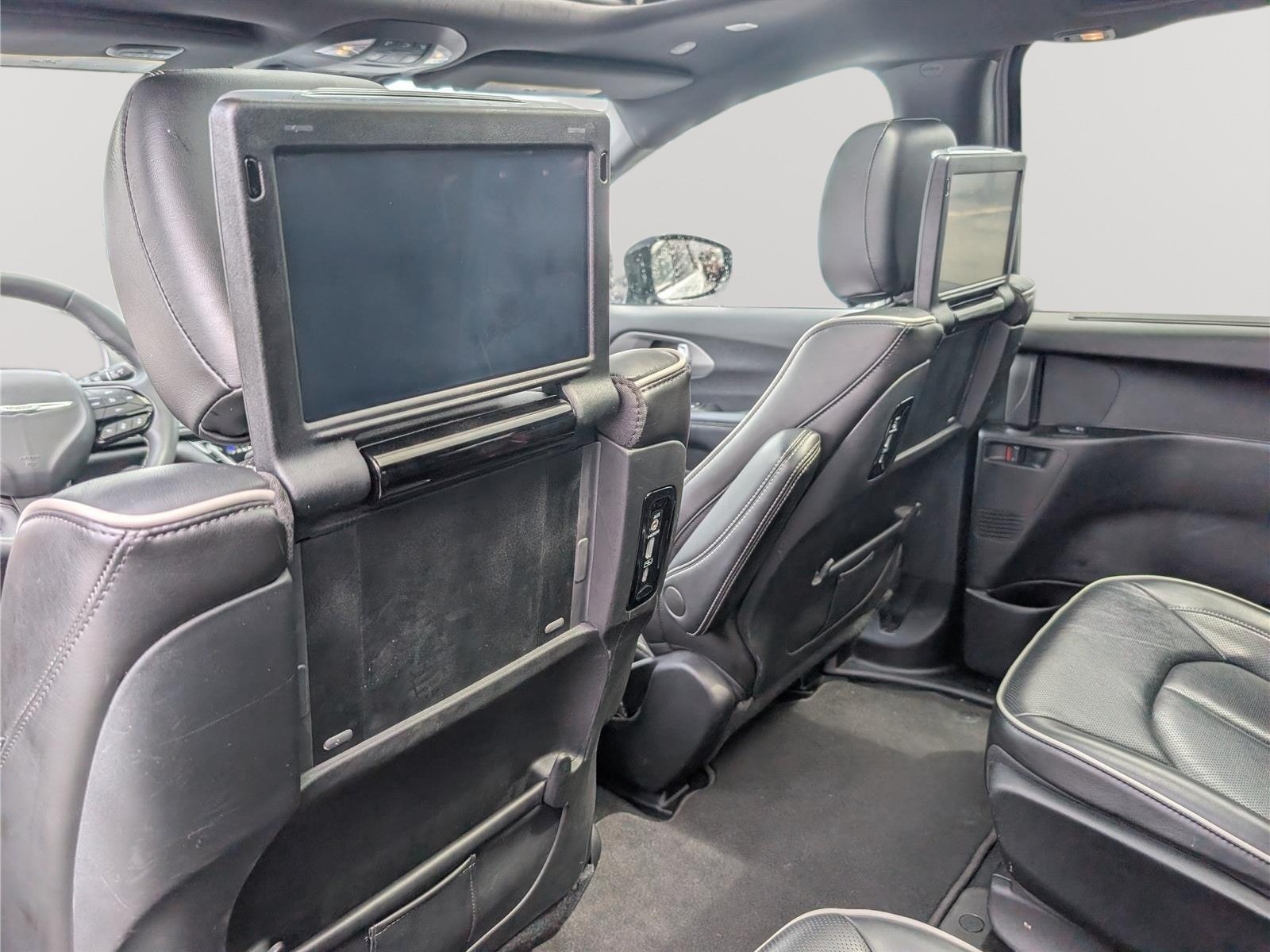 Used 2023 Chrysler Pacifica Limited w/ Uconnect Theater Family Group FWD image 18