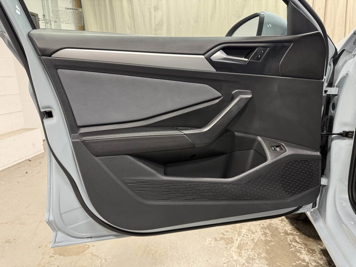 Used 2025 Volkswagen Jetta SE w/ Sunroof Package image 8