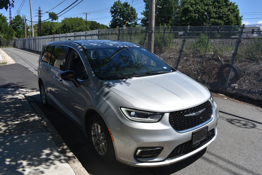 Used 2024 Chrysler Pacifica Touring-L FWD image 4