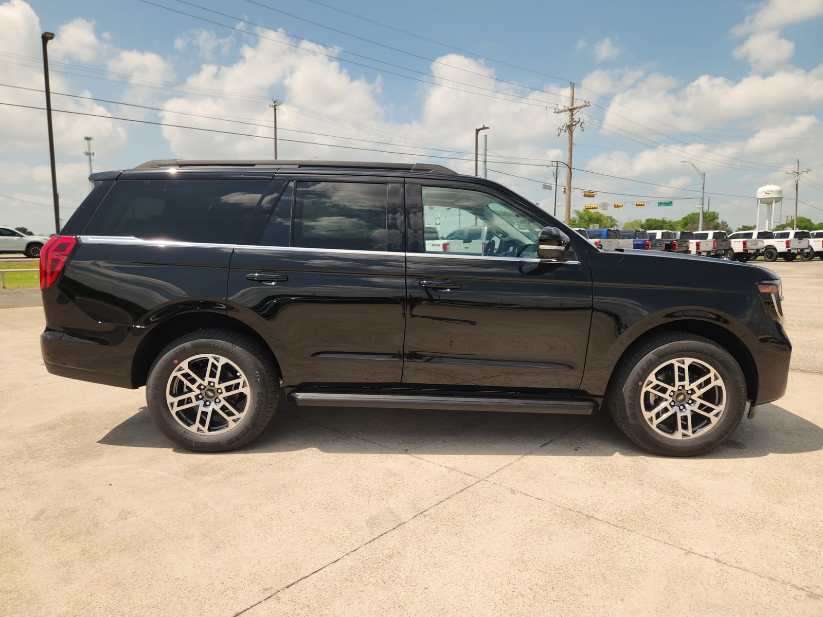 New 2026 Ford Expedition Active RWD image 7