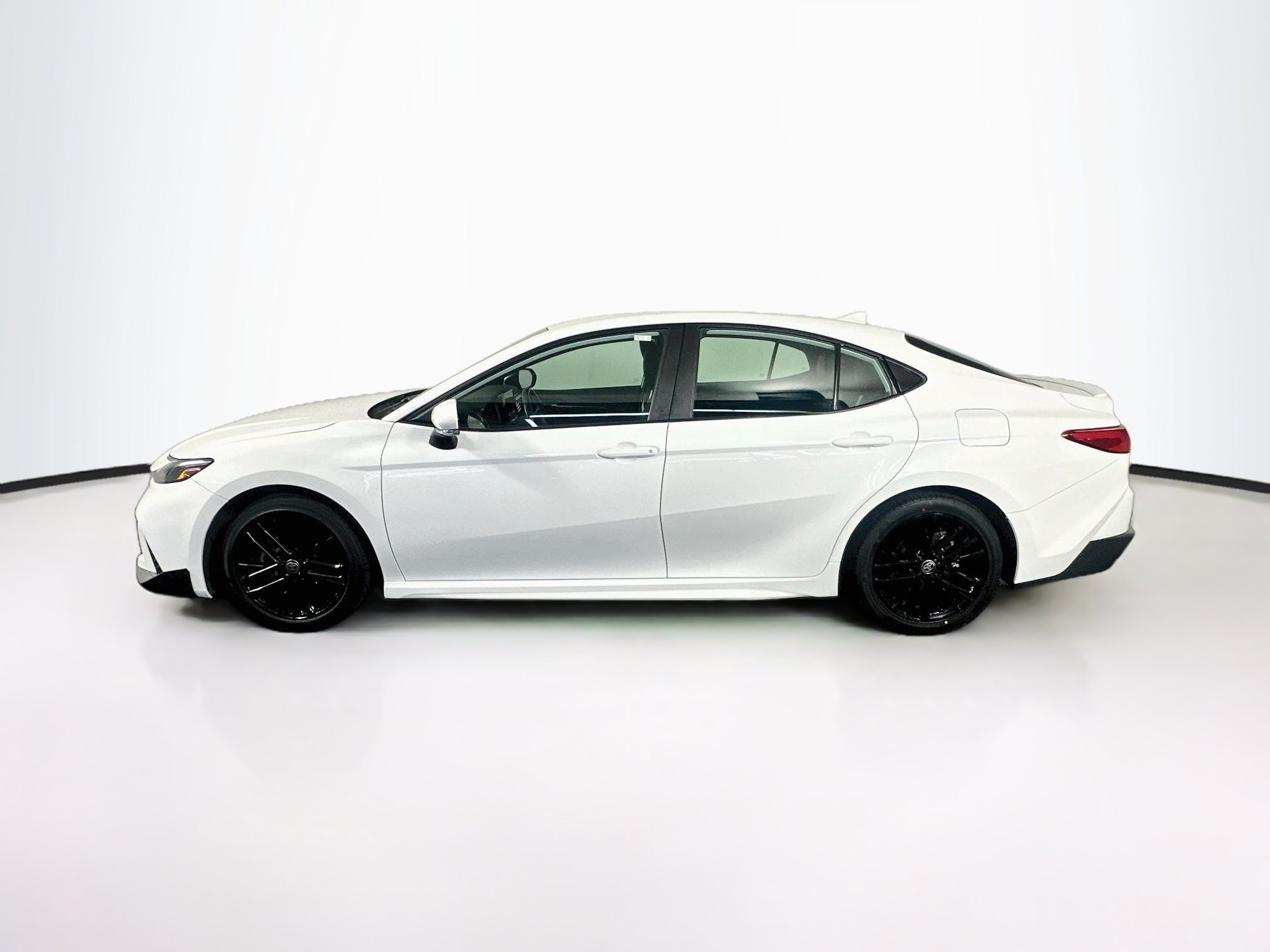 Used 2025 Toyota Camry SE FWD image 4