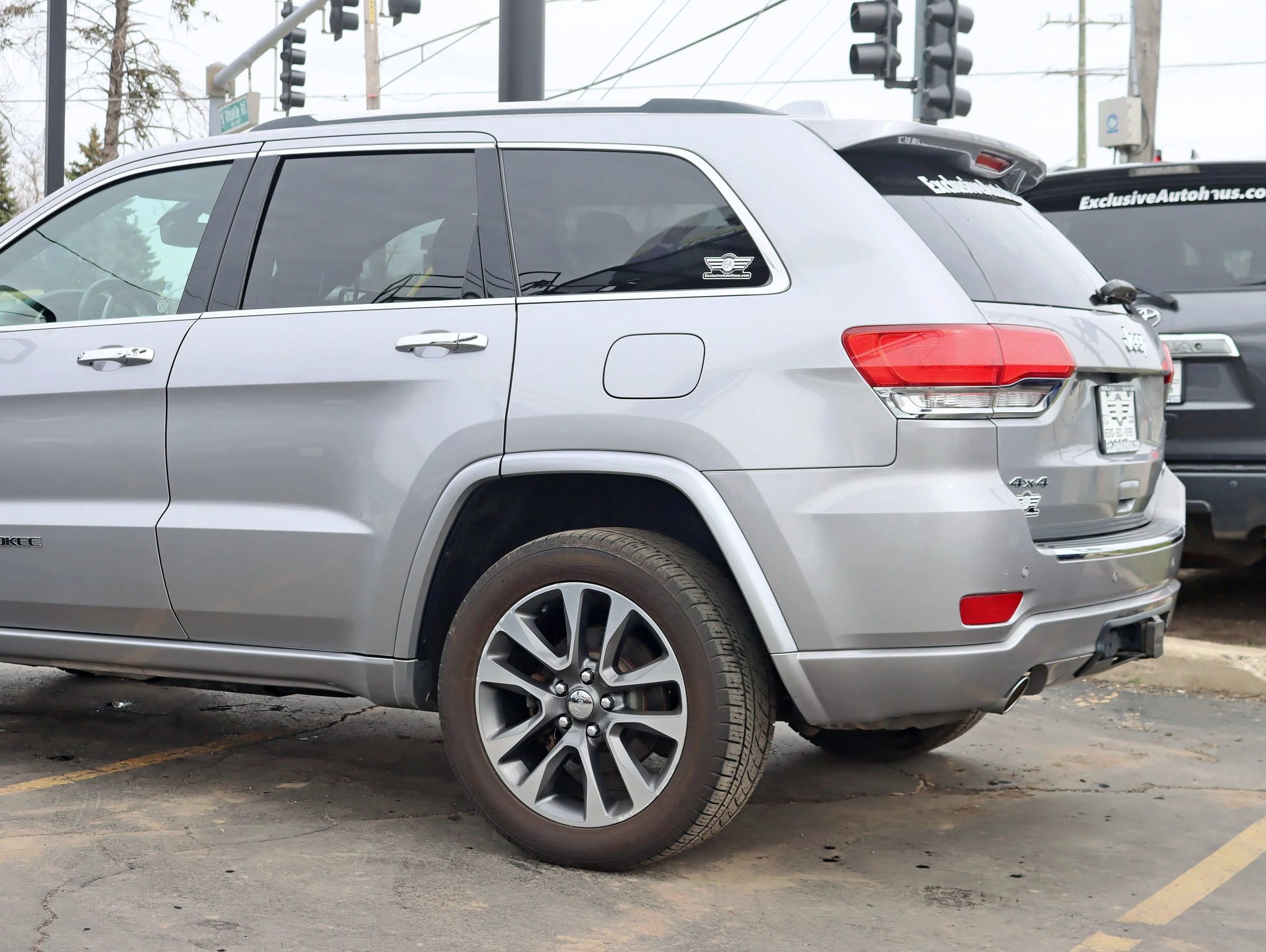 Used 2017 Jeep Grand Cherokee Overland AWD/4WD image 12