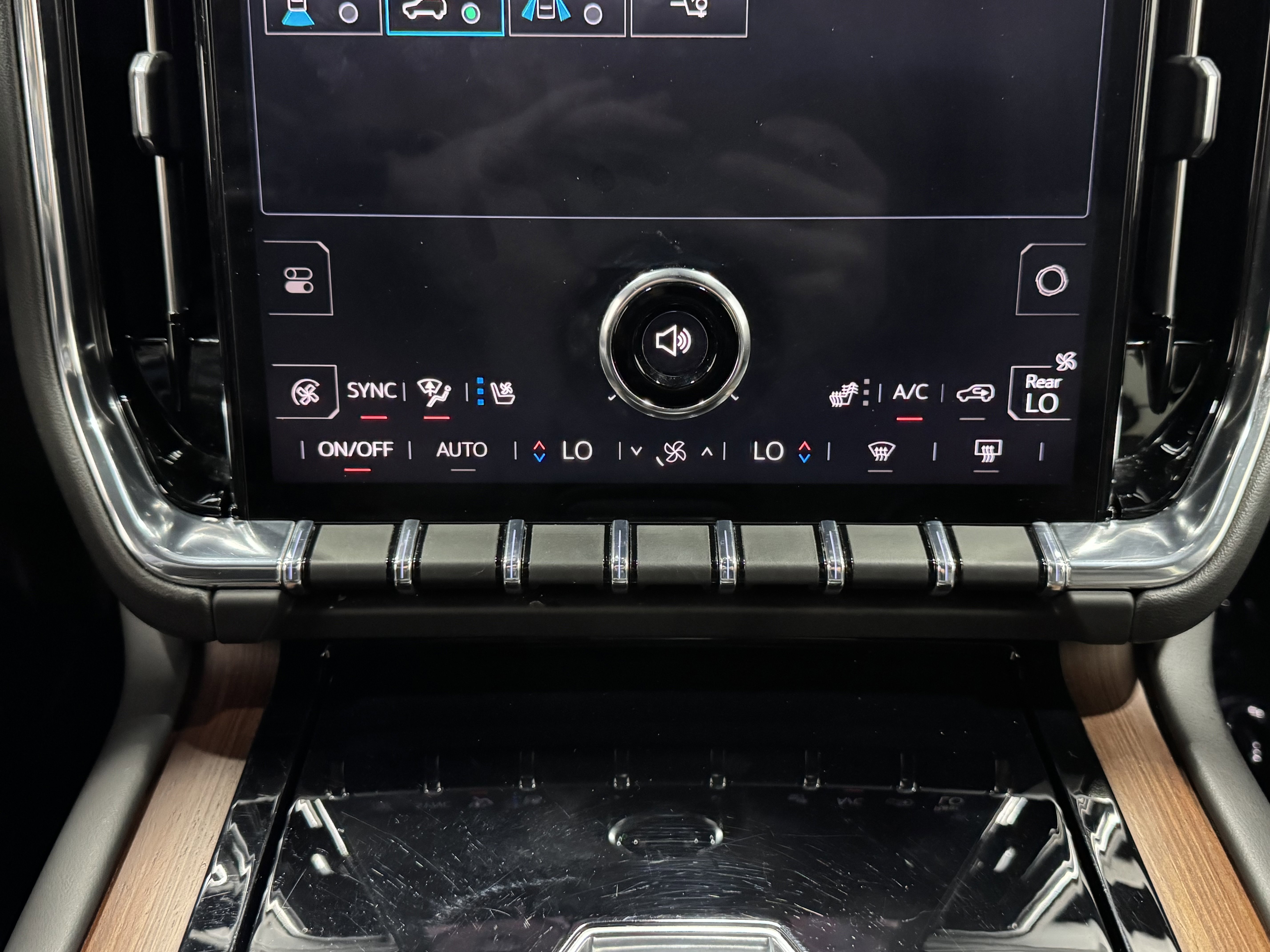 Used 2025 GMC Yukon Denali image 32