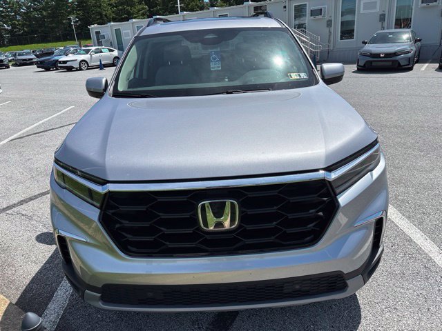 Used 2025 Honda Pilot Touring image 2