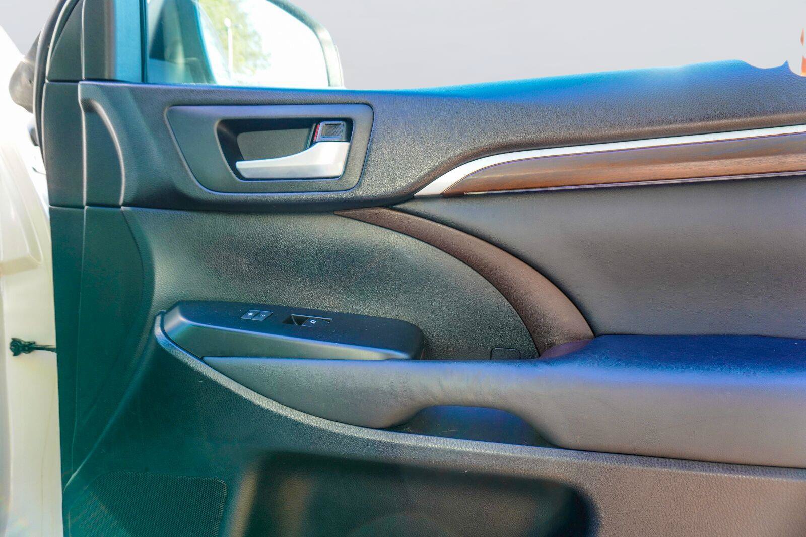 Used 2014 Toyota Highlander Limited Platinum FWD image 18