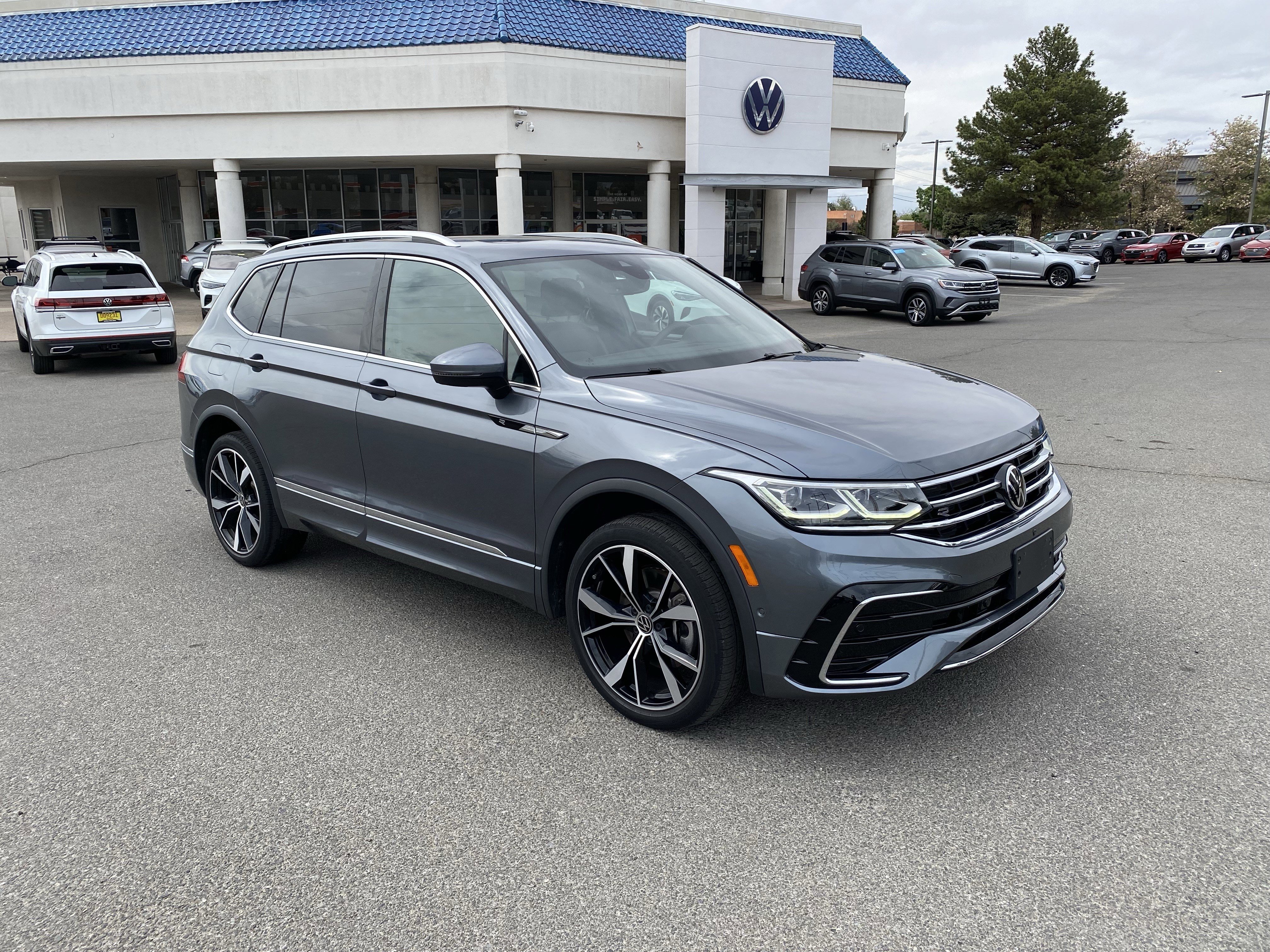 Used 2023 Volkswagen Tiguan SEL R-Line image 2