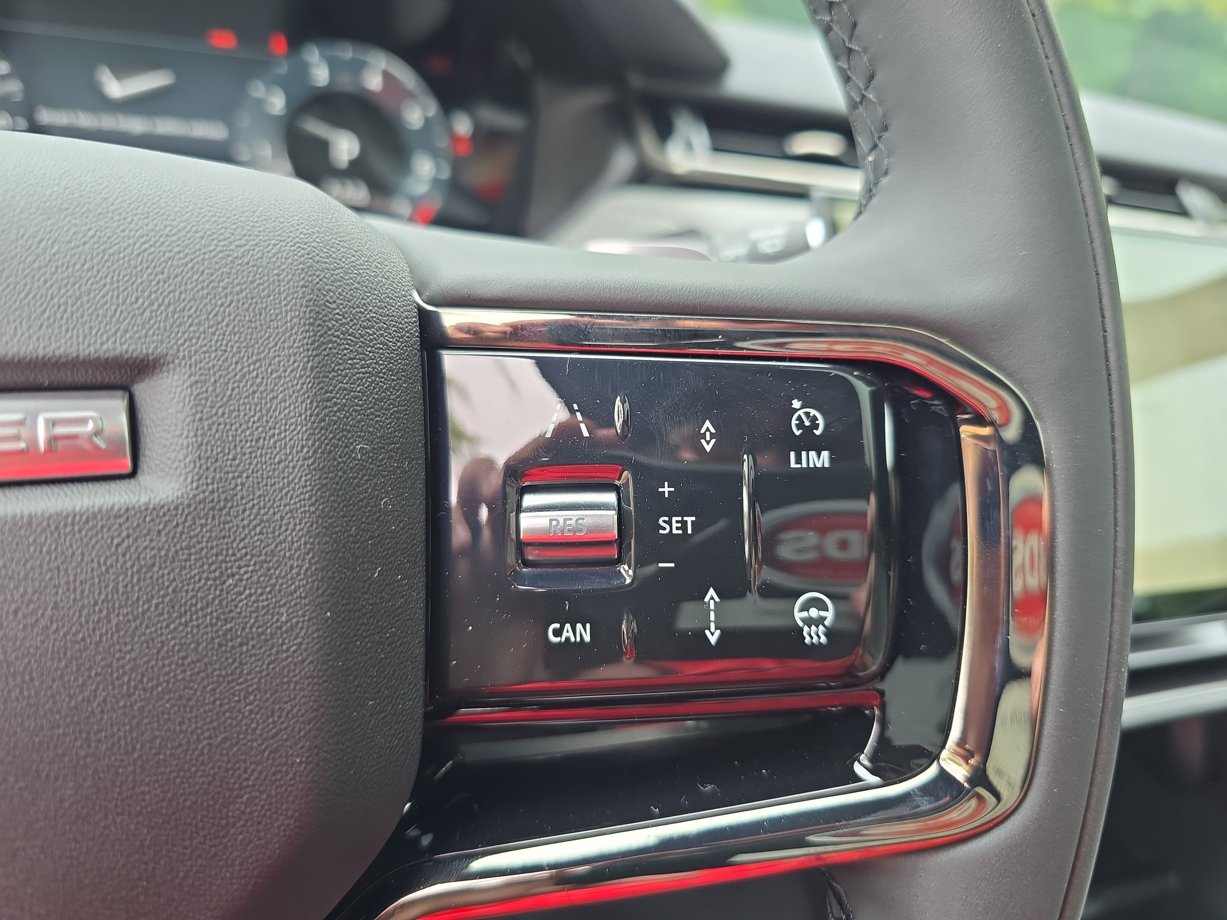 New 2026 Land Rover Range Rover Velar Dynamic SE image 18