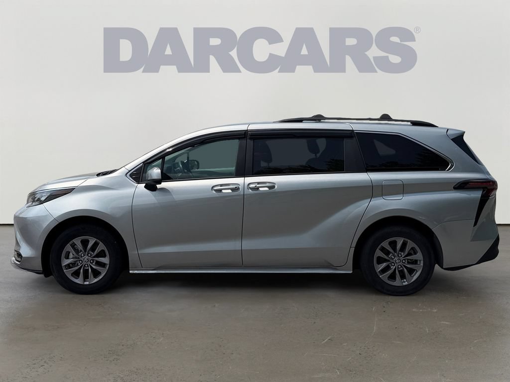 Used 2024 Toyota Sienna LE FWD image 4