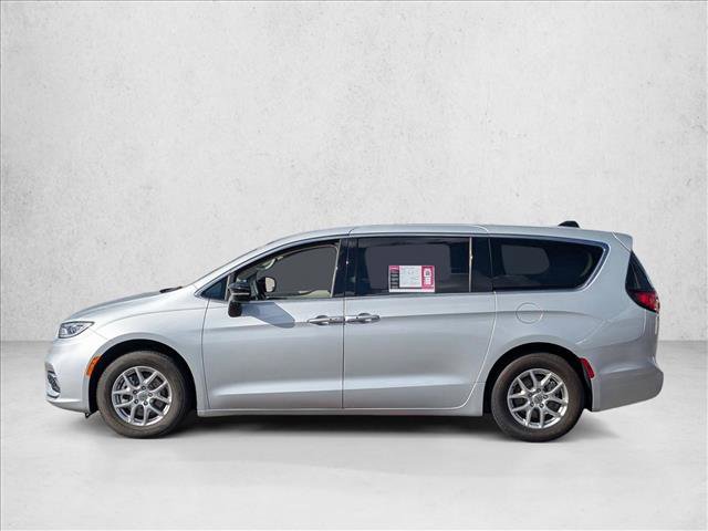 Used 2024 Chrysler Pacifica Touring-L image 9