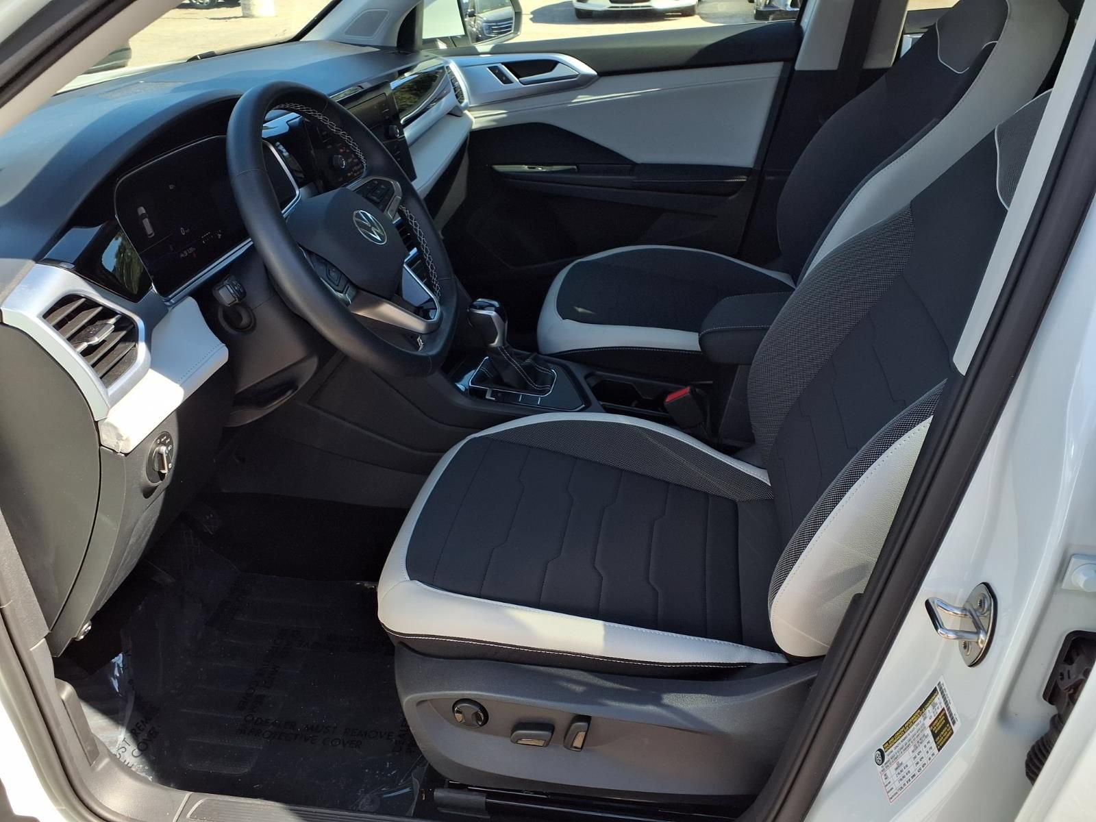 Certified 2026 Volkswagen Taos SE w/ Panoramic Sunroof Package FWD image 17