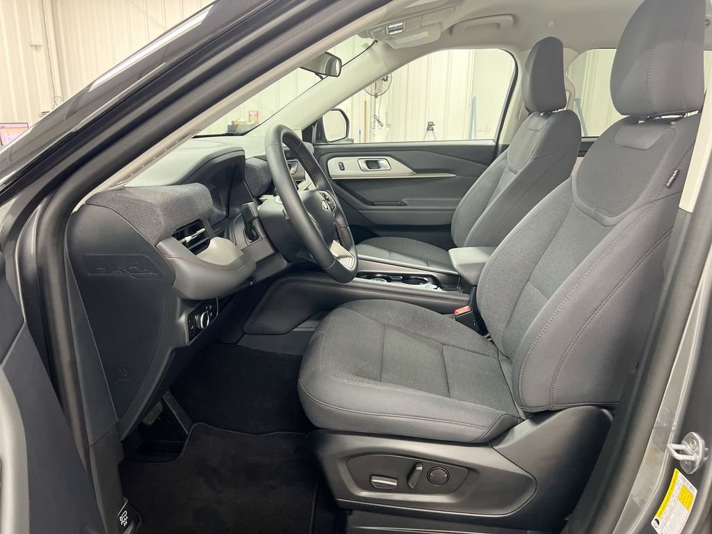 Used 2025 Ford Explorer Active AWD/4WD image 20
