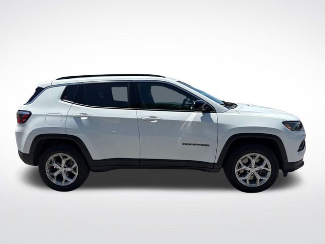 Used 2024 Jeep Compass Latitude w/ Sun and Sound Group AWD/4WD image 7