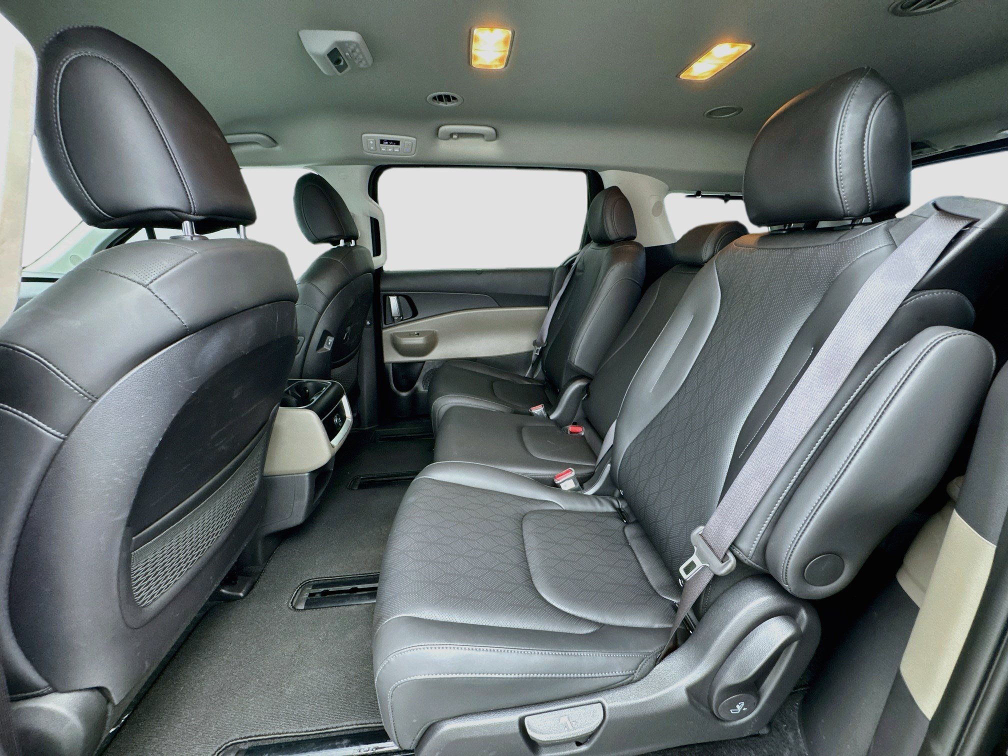 Used 2025 Kia Carnival EX FWD image 15