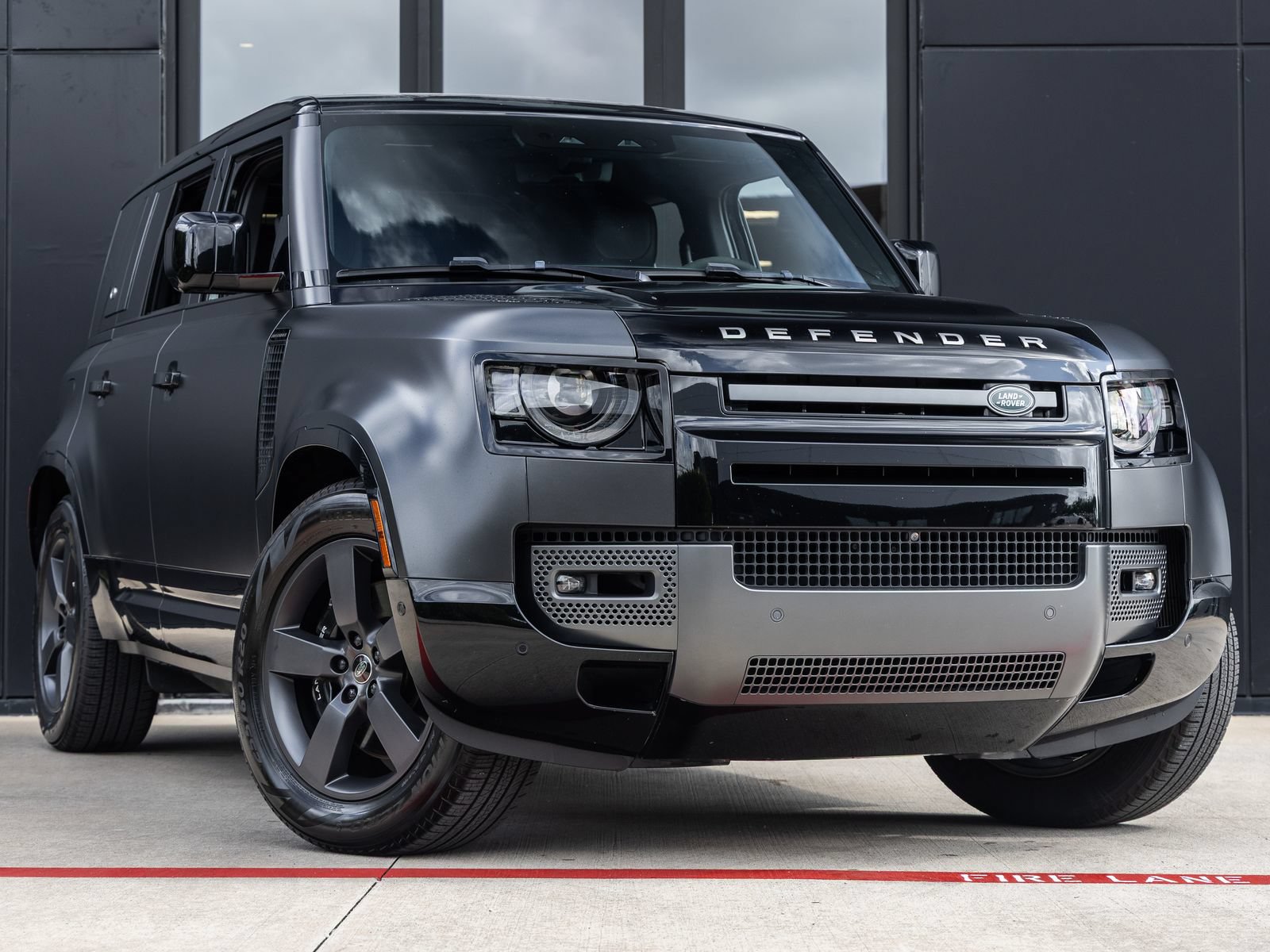 Used 2023 Land Rover Defender 110 V8 AWD/4WD image 2
