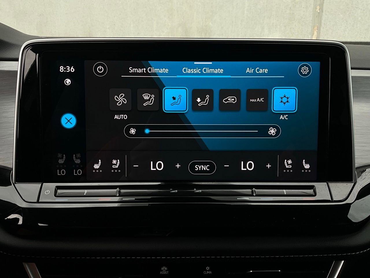 Used 2025 Volkswagen Atlas Cross Sport SE image 30