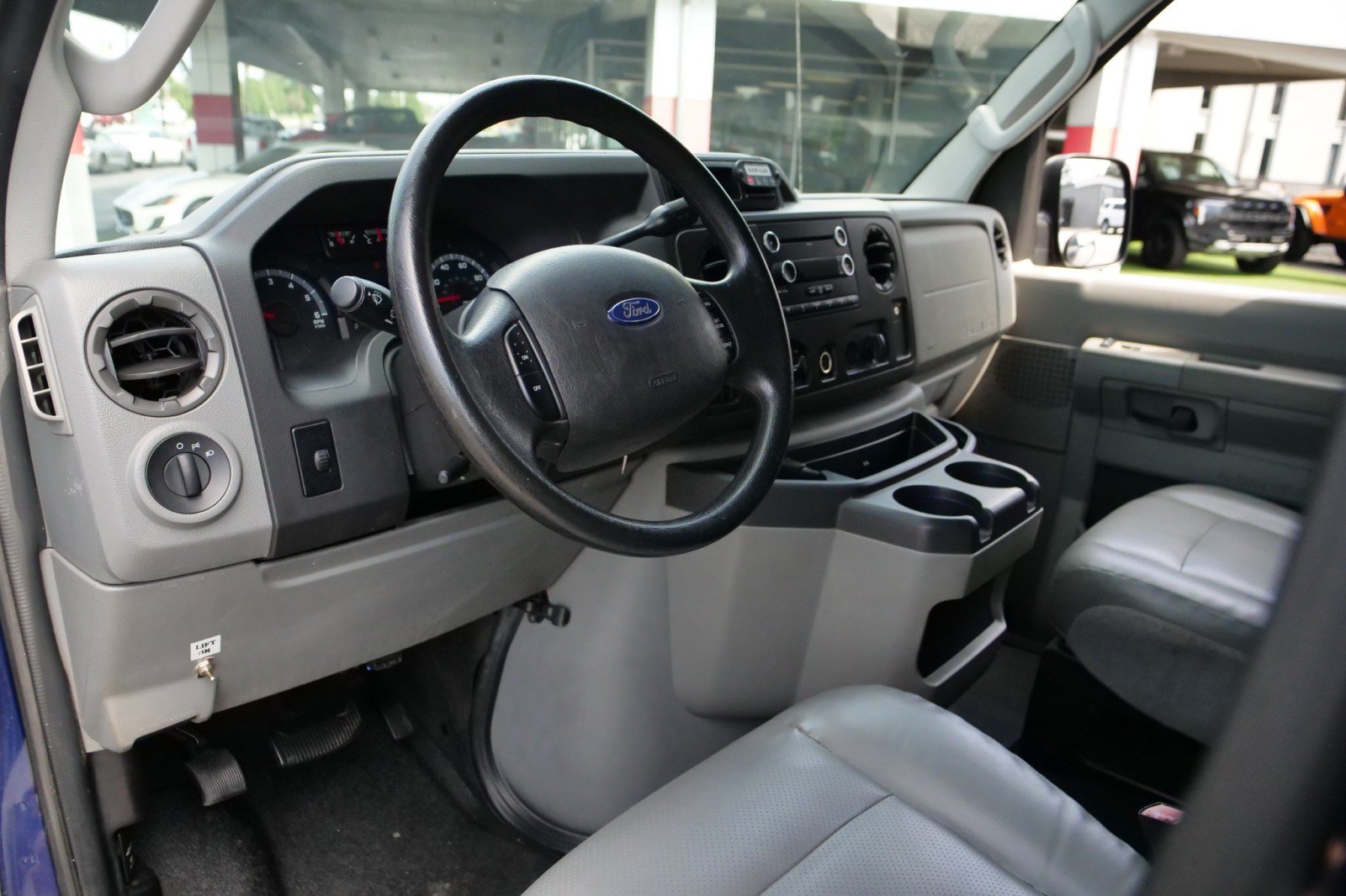Used 2010 Ford E-250 and Econoline 250 Extended RWD image 2
