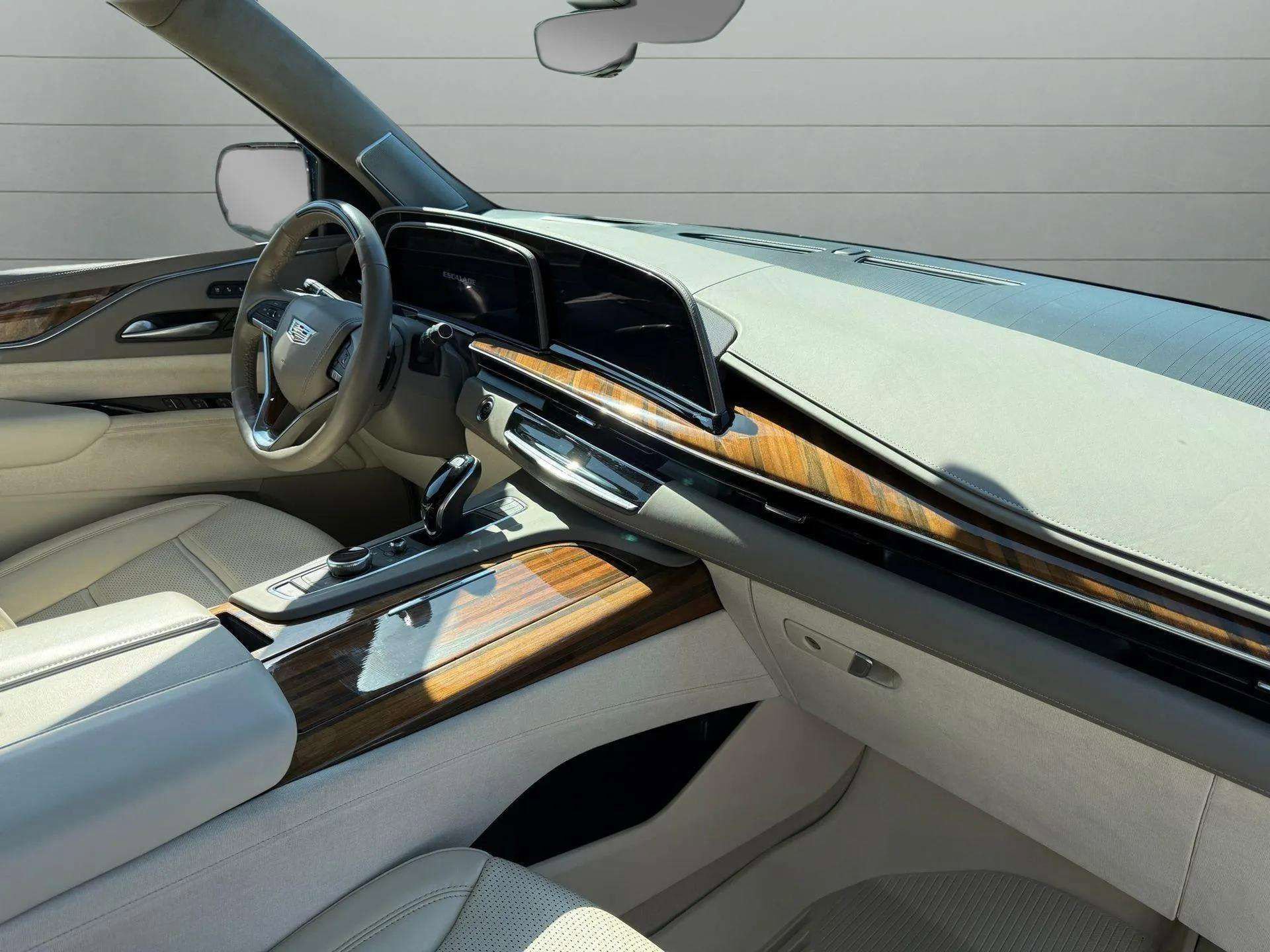 Used 2024 Cadillac Escalade ESV Sport Platinum w/ Heavy-Duty Trailer Package image 4