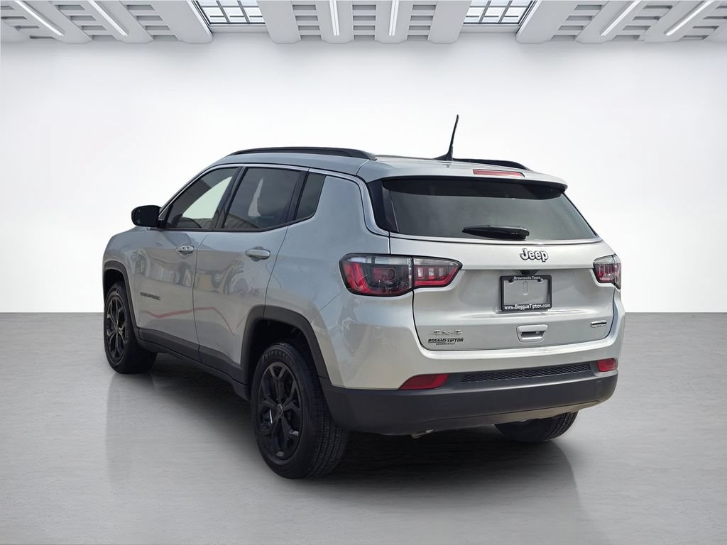 Used 2025 Jeep Compass Latitude AWD/4WD image 5