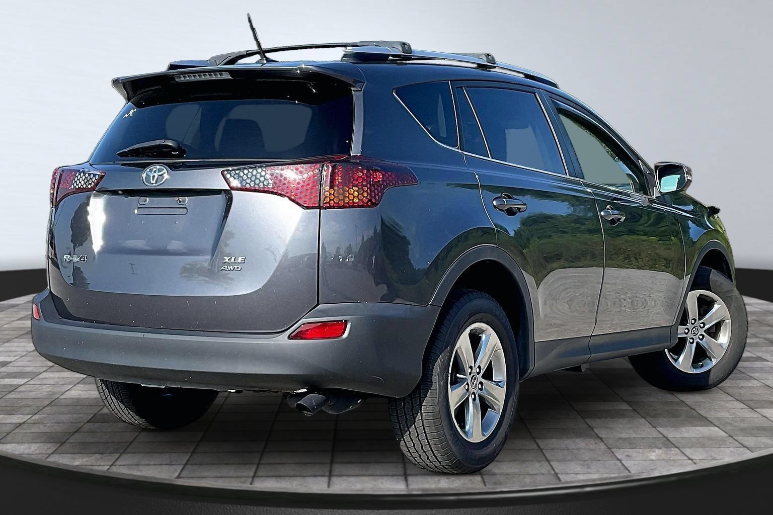 Used 2015 Toyota RAV4 XLE AWD/4WD image 2