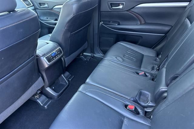 Used 2015 Toyota Highlander XLE AWD/4WD image 12