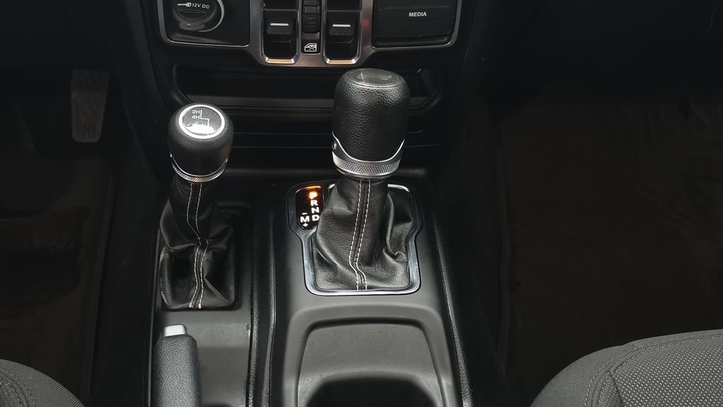Used 2023 Jeep Wrangler Unlimited Sahara w/ Cold Weather Group AWD/4WD image 14