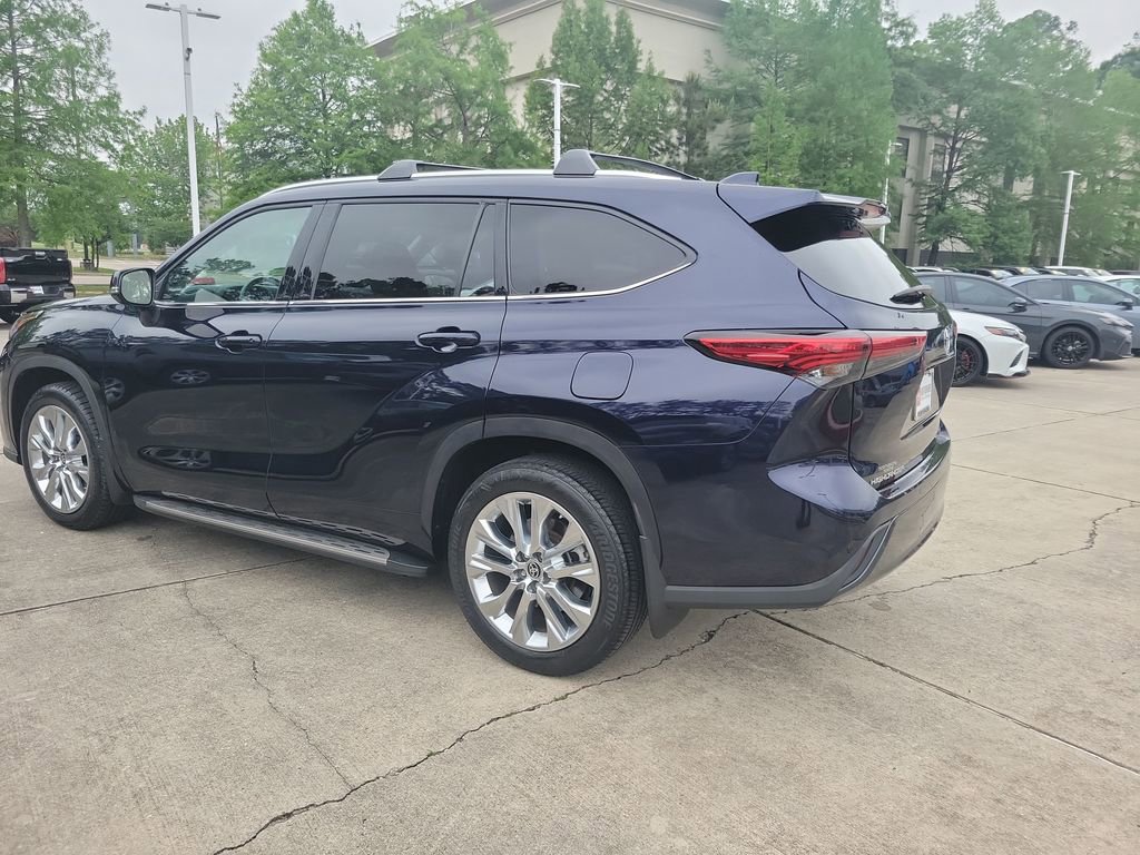Used 2023 Toyota Highlander Limited FWD image 3