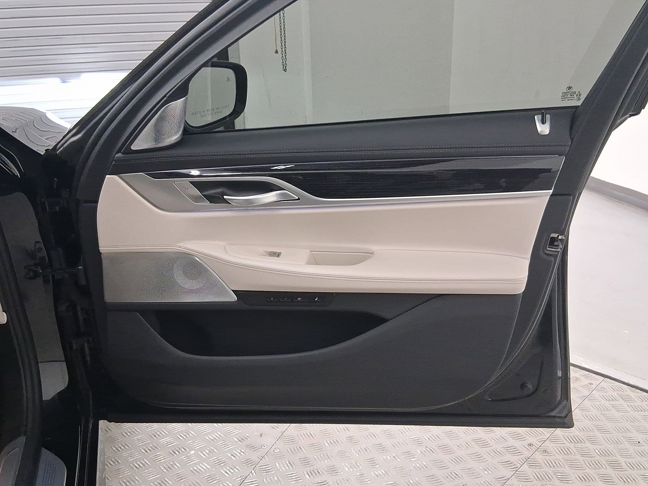 Certified 2022 BMW M760i xDrive image 34