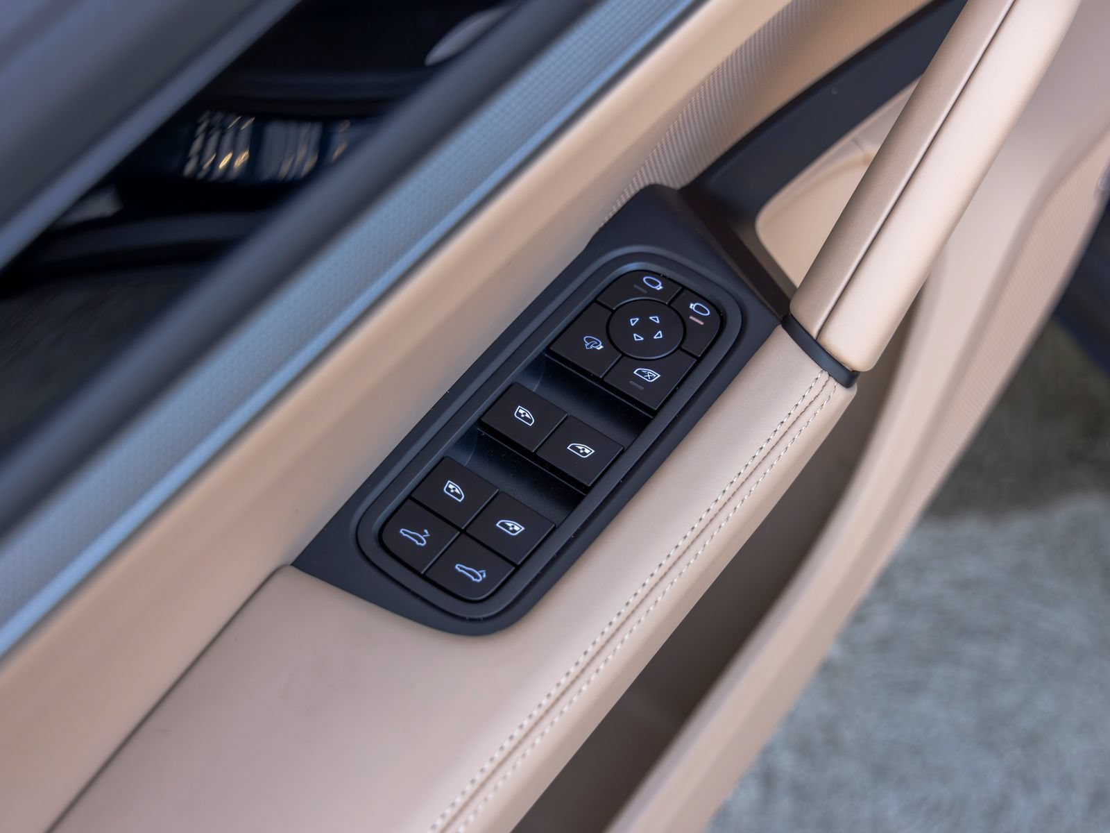 New 2026 Porsche Cayenne Coupe AWD/4WD image 25