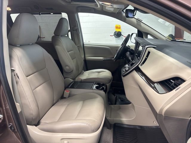 Used 2020 Toyota Sienna XLE w/ XLE Navigation Package FWD image 12